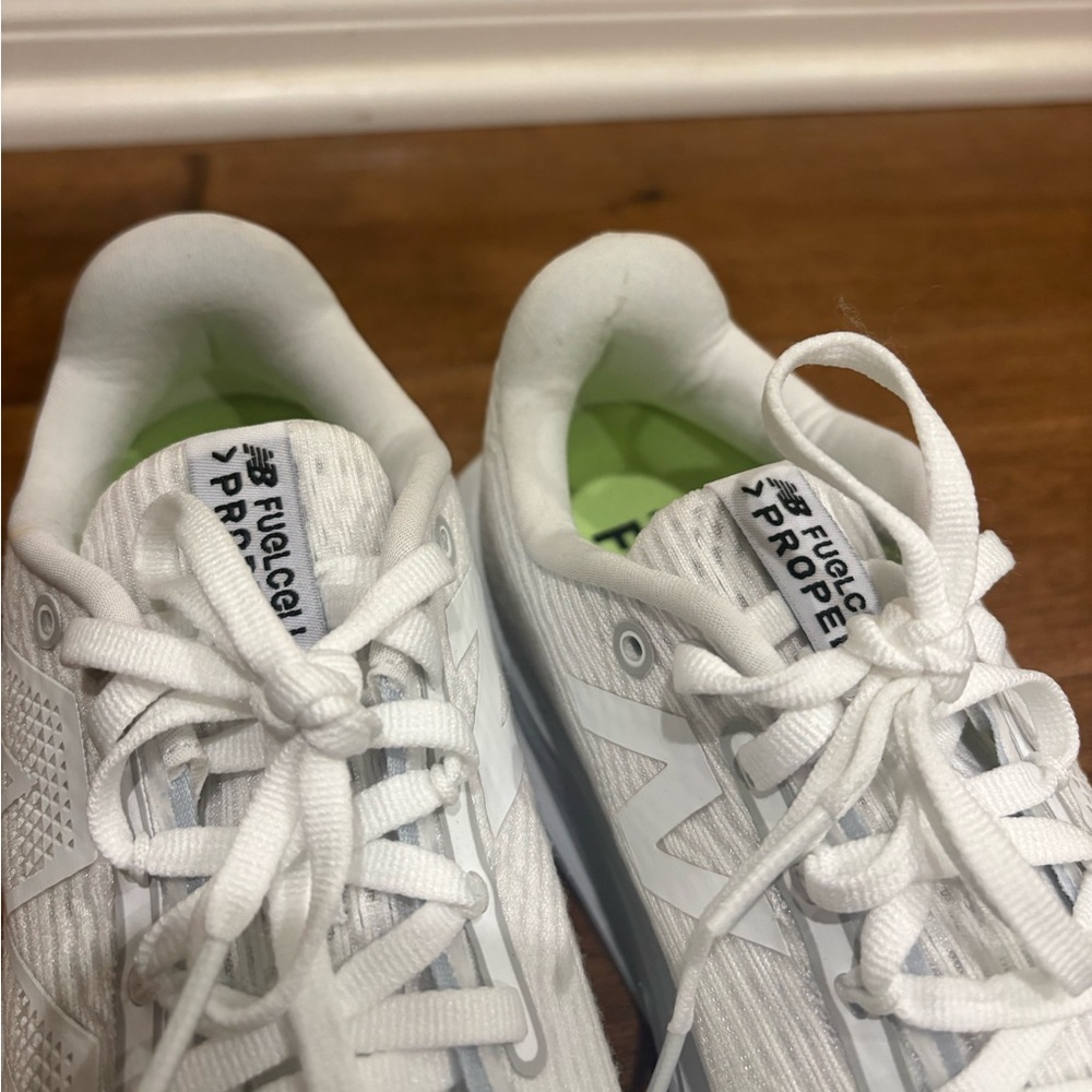 NB Women's White FuelCell Propel V5 || size 7 - Picture 4 of 9